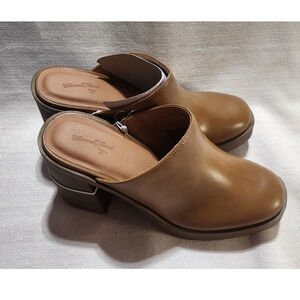 universal thread Women's clogs-size 8.5